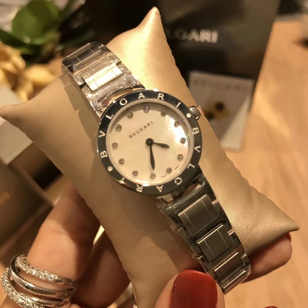 Женские часы в стиле Bvlgari кварцевые изысканные и сдержанные |